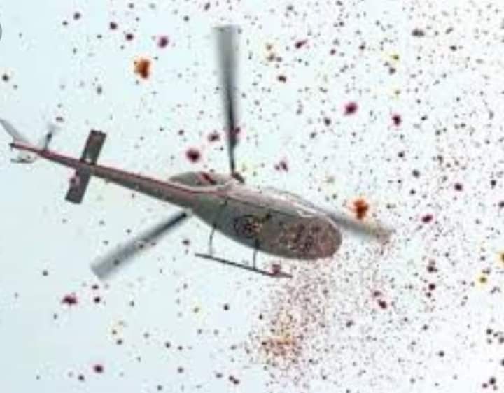 सहारनपुर:-पुलिस प्रशासन के आला अधिकारियों ने शिवभक्त कांवड़ियों पर हेलीकॉप्टर से पुष्पवर्षा