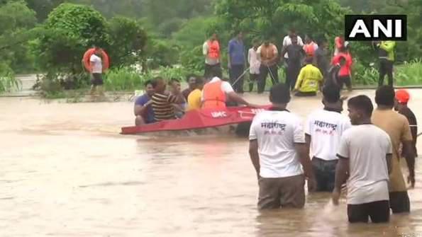 आफत की बारिश: ट्रेन के बाद अब ठाणे में फंसे 115 लोग